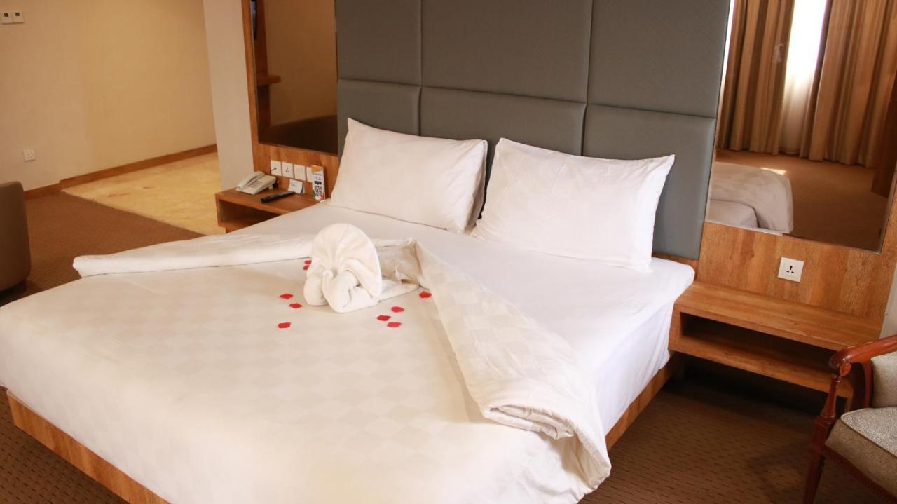 Beverly Hotel Batam Нагоя Экстерьер фото