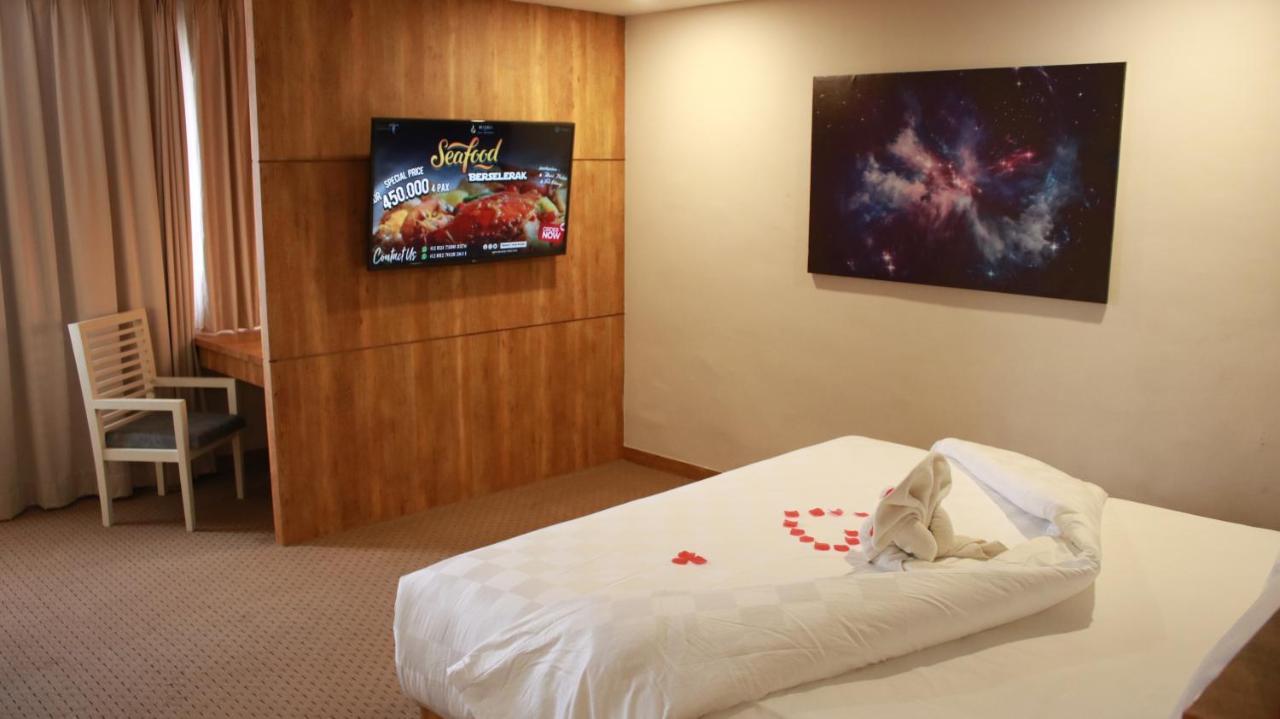 Beverly Hotel Batam Нагоя Экстерьер фото