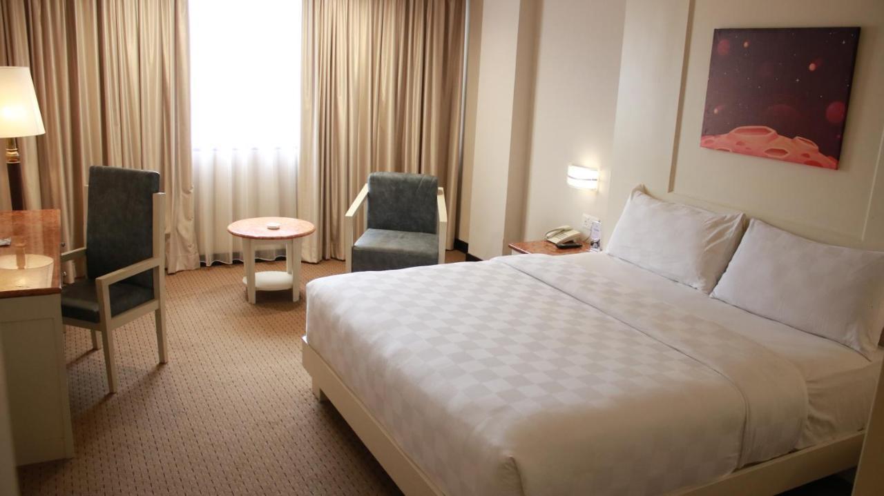 Beverly Hotel Batam Нагоя Экстерьер фото