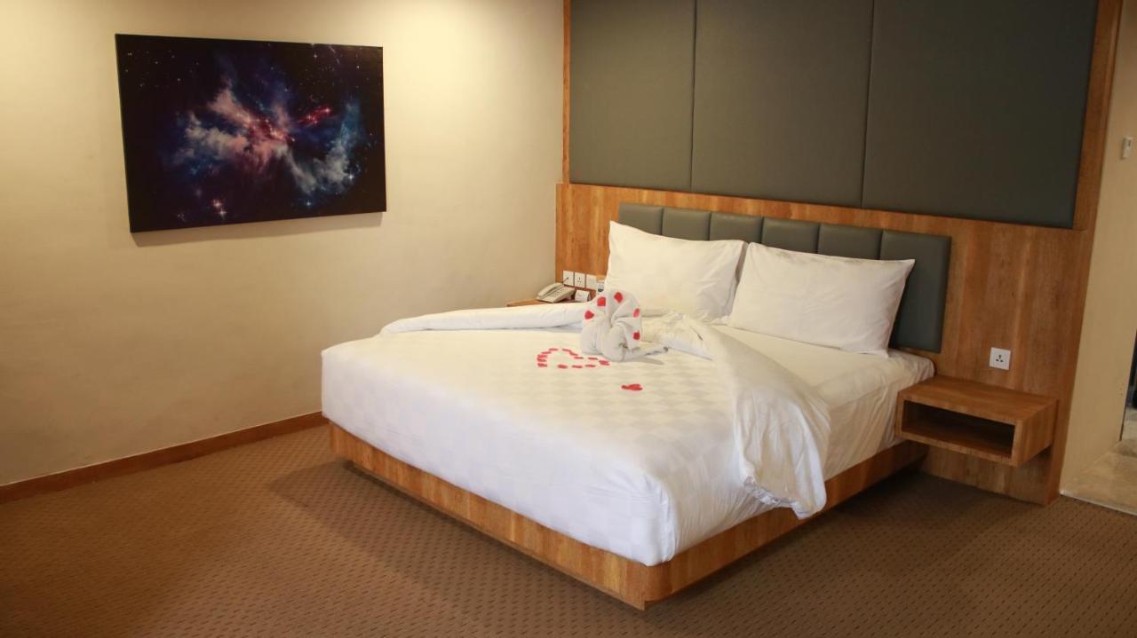 Beverly Hotel Batam Нагоя Экстерьер фото