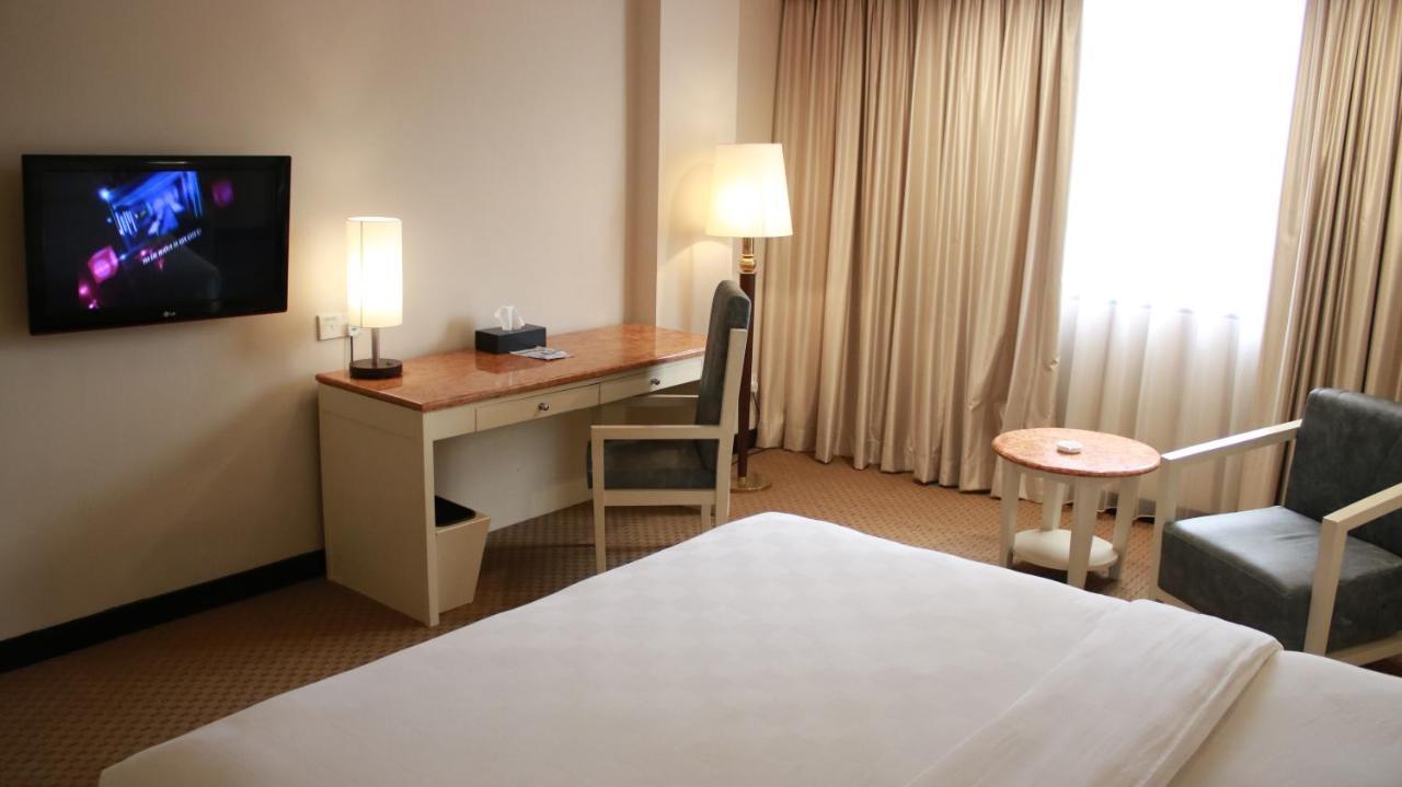 Beverly Hotel Batam Нагоя Экстерьер фото