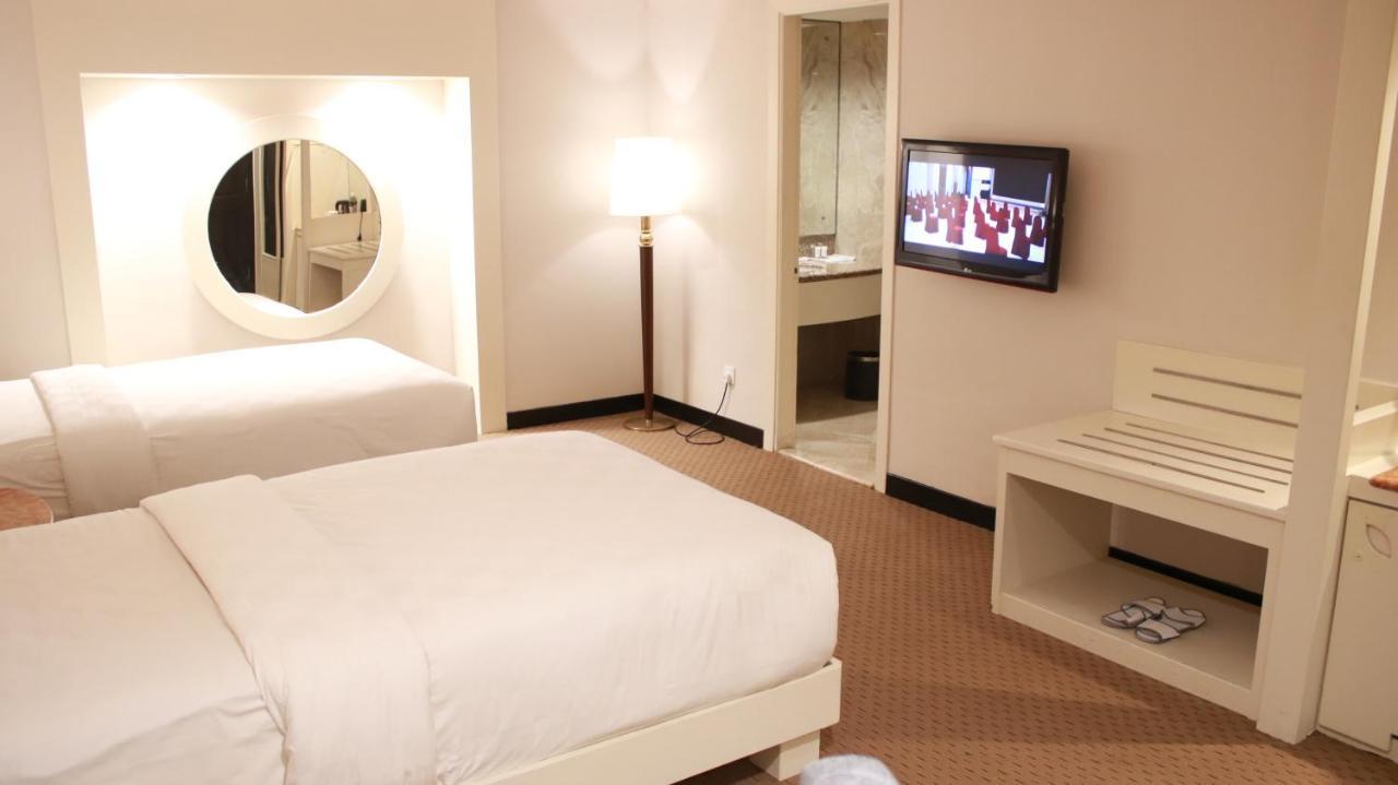 Beverly Hotel Batam Нагоя Экстерьер фото