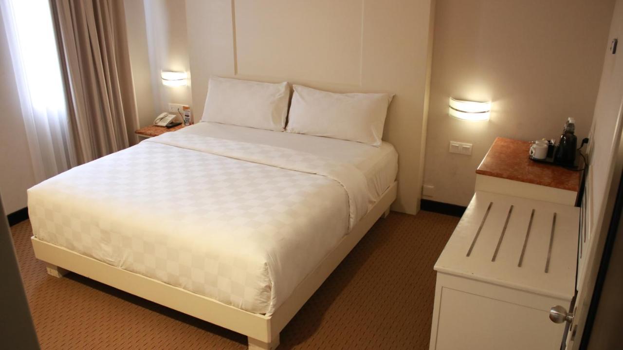 Beverly Hotel Batam Нагоя Экстерьер фото