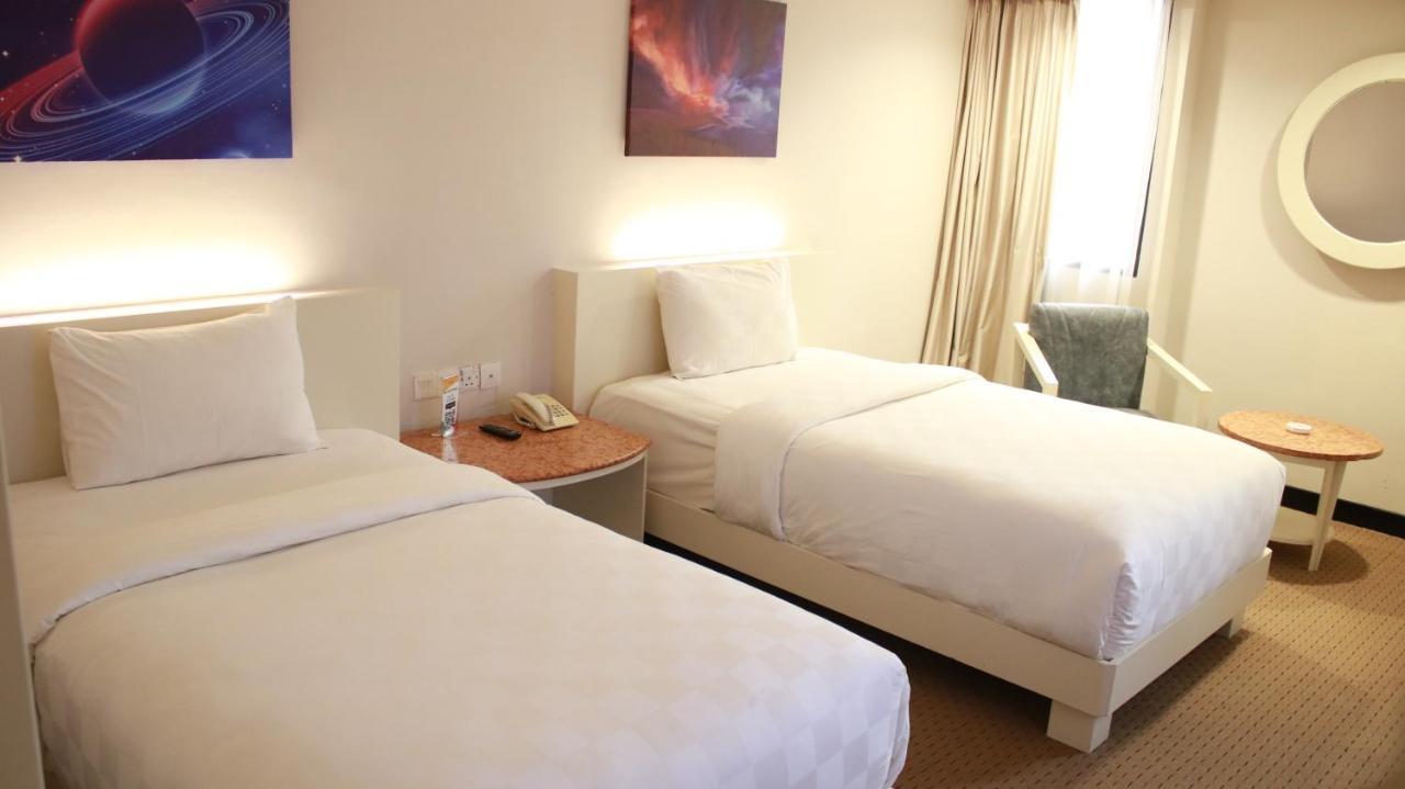 Beverly Hotel Batam Нагоя Экстерьер фото