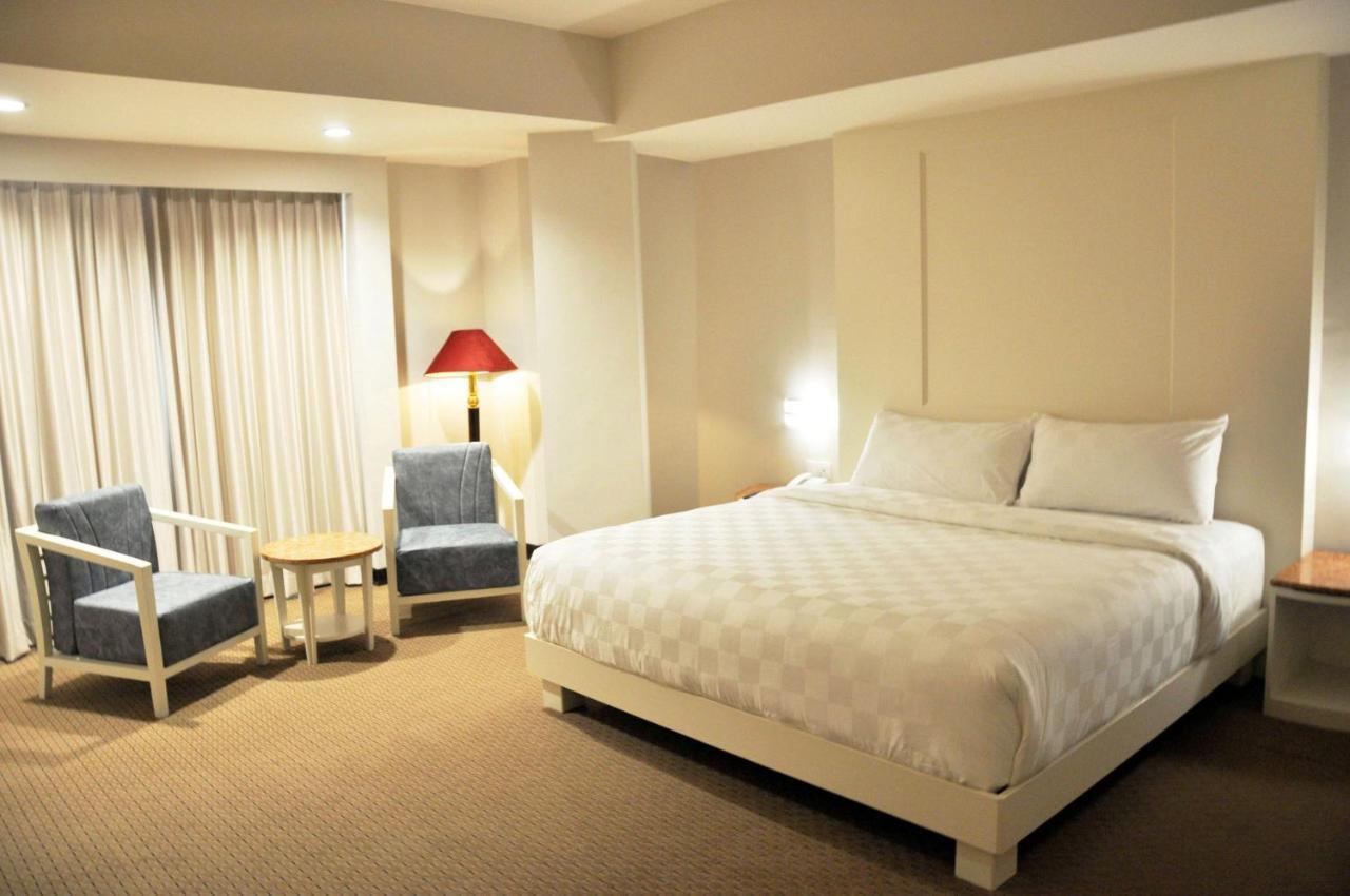 Beverly Hotel Batam Нагоя Экстерьер фото