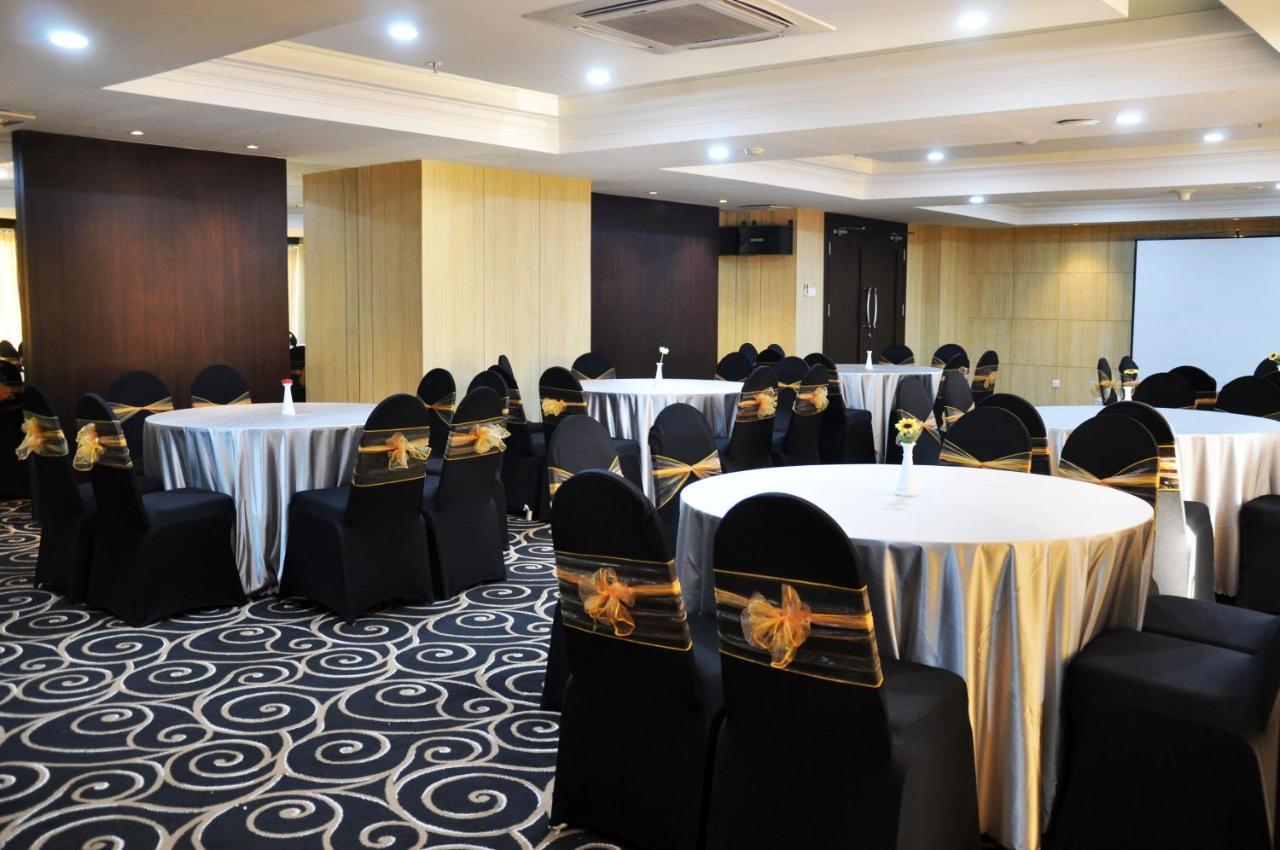 Beverly Hotel Batam Нагоя Экстерьер фото